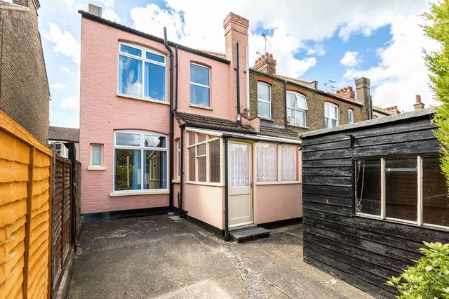  Image of 3 bedroom Terraced house for sale in South Avenue Southend-on-Sea SS2 at South Avenue  Southend-On-Sea, SS2 5JA