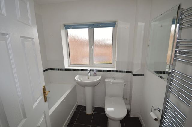  Image of 4 bedroom Detached house to rent in Ligo Avenue Stoke Mandeville Aylesbury HP22 at Ligo Avenue Stoke Mandeville Aylesbury, HP22 5TY
