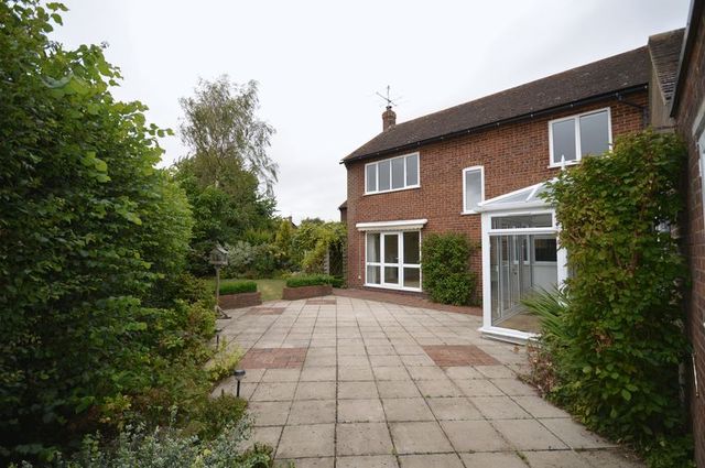 Image of 4 bedroom Detached house to rent in Ligo Avenue Stoke Mandeville Aylesbury HP22 at Ligo Avenue Stoke Mandeville Aylesbury, HP22 5TY