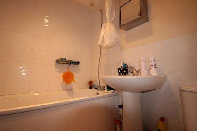  Image of Maisonette to rent in Sunkist Way Wallington SM6 at Wallington, SM6 9LQ
