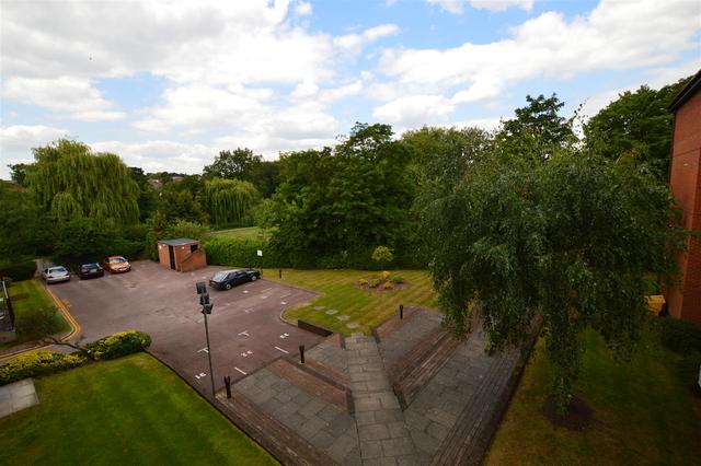  Image of 2 bedroom Property to rent in Bridge Lane London NW11 at Bridge Lane  Golders Green, NW11 9JU
