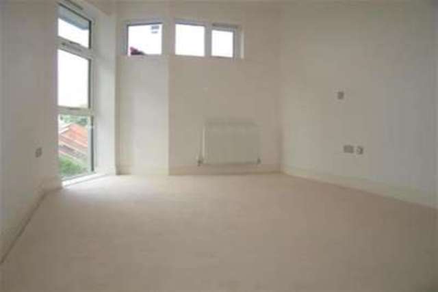  Image of 1 bedroom Penthouse to rent in The Cloisters Rickmansworth WD3 at Rickmansworth, WD3 1FE