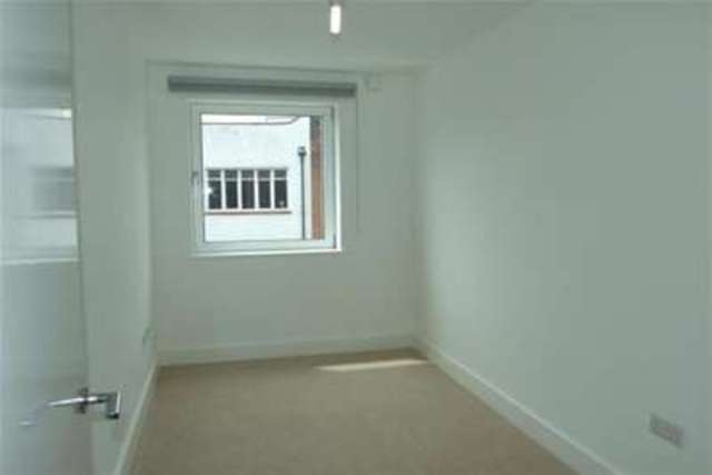  Image of 2 bedroom Flat to rent in Surbiton Avenue Southend-on-Sea SS1 at Southend-on-Sea, SS1 2NJ
