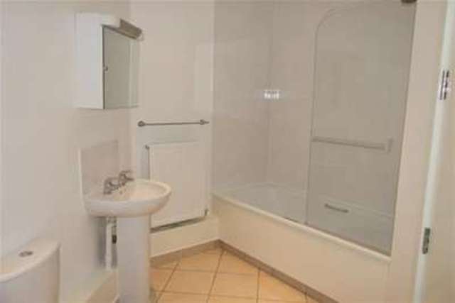  Image of 2 bedroom Flat to rent in Surbiton Avenue Southend-on-Sea SS1 at Southend-on-Sea, SS1 2NJ