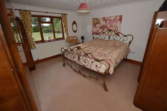  Image of 4 bedroom Detached house for sale in Wellsyke Lane Kirkby-on-Bain Woodhall Spa LN10 at Wellsyke Lane Kirkby-on-Bain Woodhall Spa, LN10 6YU