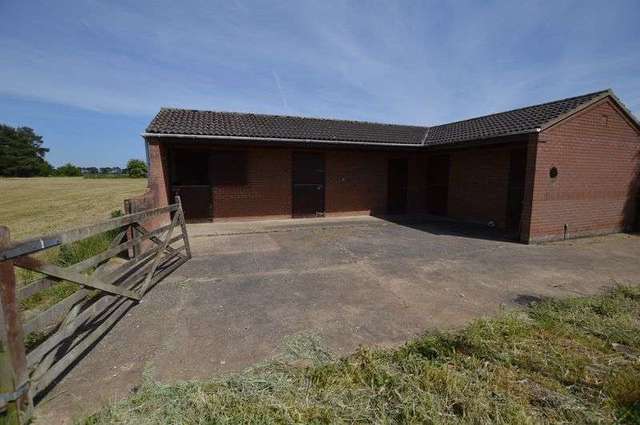  Image of 4 bedroom Detached house for sale in Wellsyke Lane Kirkby-on-Bain Woodhall Spa LN10 at Wellsyke Lane Kirkby-on-Bain Woodhall Spa, LN10 6YU