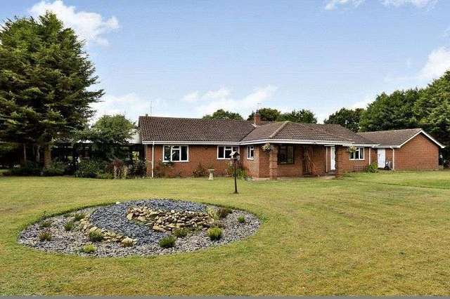  Image of 4 bedroom Detached house for sale in Wellsyke Lane Kirkby-on-Bain Woodhall Spa LN10 at Wellsyke Lane Kirkby-on-Bain Woodhall Spa, LN10 6YU