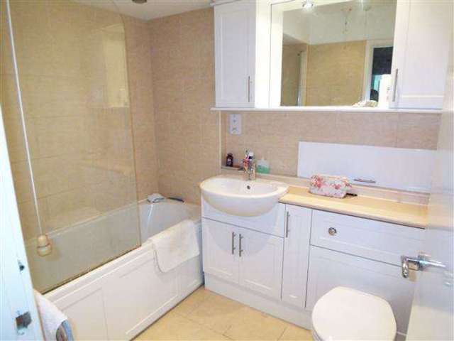  Image of 2 bedroom Apartment to rent in The Green Palmerston Road Buckhurst Hill IG9 at Buckhurst Hill, IG9 5NQ