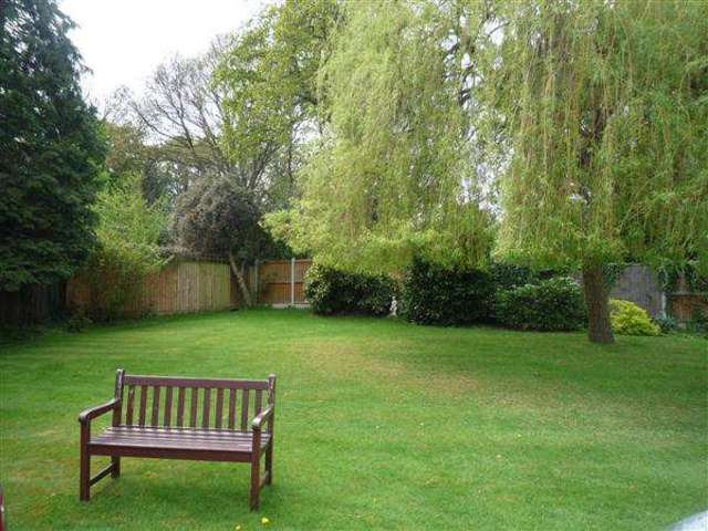  Image of 2 bedroom Apartment to rent in The Green Palmerston Road Buckhurst Hill IG9 at Buckhurst Hill, IG9 5NQ