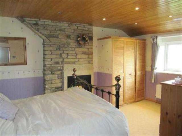  Image of 2 bedroom End of Terrace to rent in Hubberton Green Sowerby Bridge HX6 at Sowerby, HX6 1NR