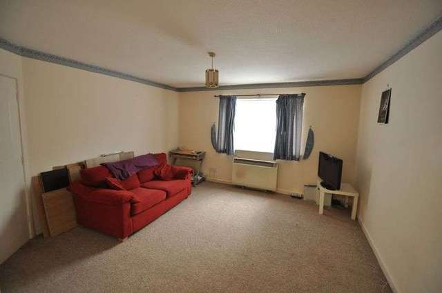  Image of 1 bedroom Flat to rent in Vale Road Camberley GU15 at Vale Road  CAMBERLEY, GU15 3DS