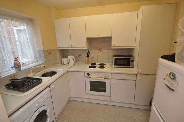  Image of 1 bedroom Flat to rent in Vale Road Camberley GU15 at Vale Road  CAMBERLEY, GU15 3DS