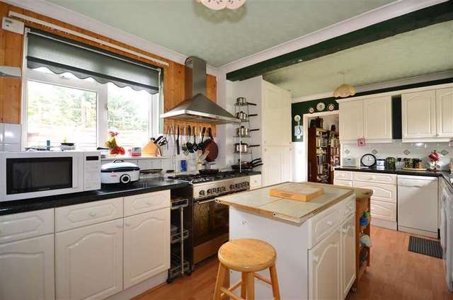  Image of 3 bedroom Bungalow for sale in Vauxhall Crescent Snodland ME6 at Snodland Kent Snodland, ME6 5JT