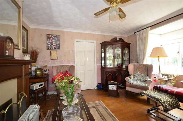  Image of 3 bedroom Bungalow for sale in Vauxhall Crescent Snodland ME6 at Snodland Kent Snodland, ME6 5JT