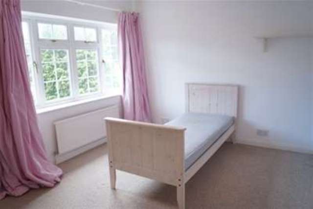  Image of 3 bedroom Terraced house to rent in Gainsborough Court Walton-on-Thames KT12 at Walton-on-Thames, KT12 1NL