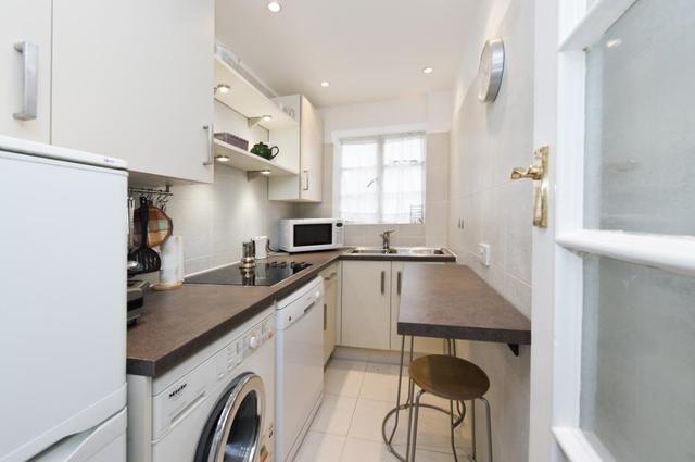  Image of 1 bedroom Ground Flat to rent in Vicarage Gate London W8 at Winchester Court  Vicarage Gate, W8 4AB