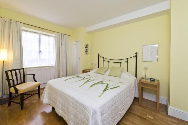  Image of 1 bedroom Ground Flat to rent in Vicarage Gate London W8 at Winchester Court  Vicarage Gate, W8 4AB