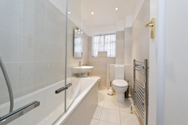  Image of 1 bedroom Ground Flat to rent in Vicarage Gate London W8 at Winchester Court  Vicarage Gate, W8 4AB
