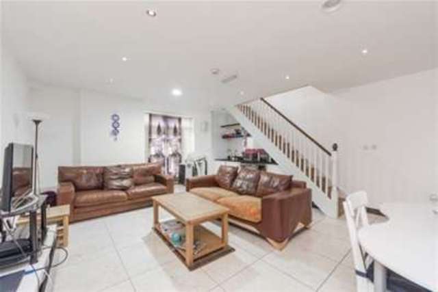  Image of 2 bedroom Flat to rent in Wolverton Gardens London W6 at London, W6 7DY