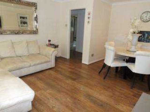  Image of 2 bedroom Flat for sale in Broadway Close Woodford Green IG8 at Woodford Green  Woodford, IG8 0HD
