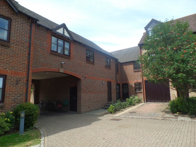  Image of 2 bedroom Flat to rent in Woodlands Lane Chichester PO19 at Chichester, PO19 5PD