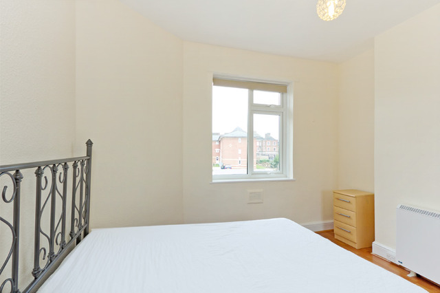  Image of 2 bedroom Flat to rent in Wroughton Terrace London NW4 at Hendon, NW4 4LE