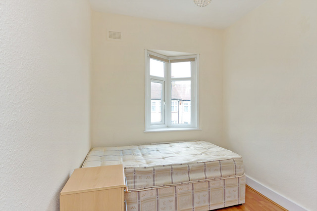  Image of 2 bedroom Flat to rent in Wroughton Terrace London NW4 at Hendon, NW4 4LE