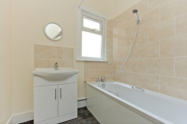  Image of 2 bedroom Flat to rent in Wroughton Terrace London NW4 at Hendon, NW4 4LE