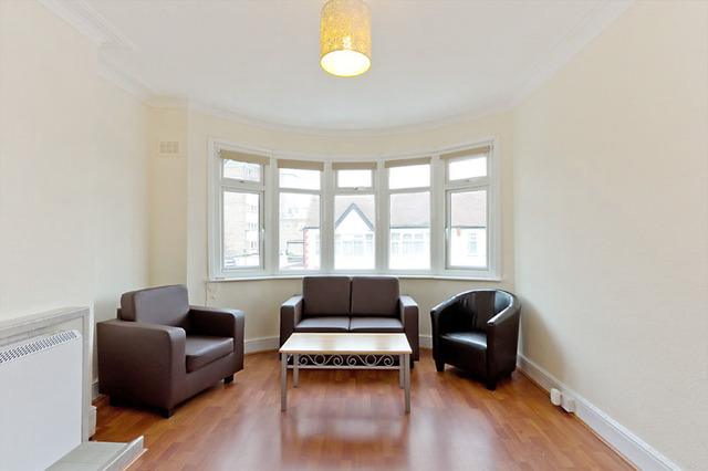  Image of 2 bedroom Flat to rent in Wroughton Terrace London NW4 at Hendon, NW4 4LE