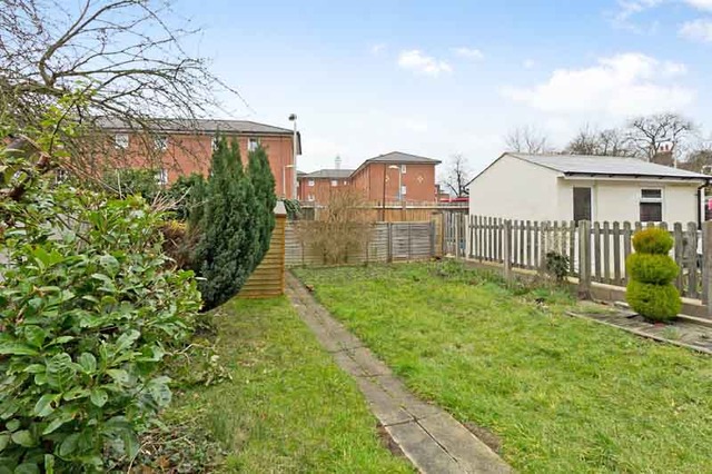  Image of 2 bedroom Flat to rent in Wroughton Terrace London NW4 at Hendon, NW4 4LE