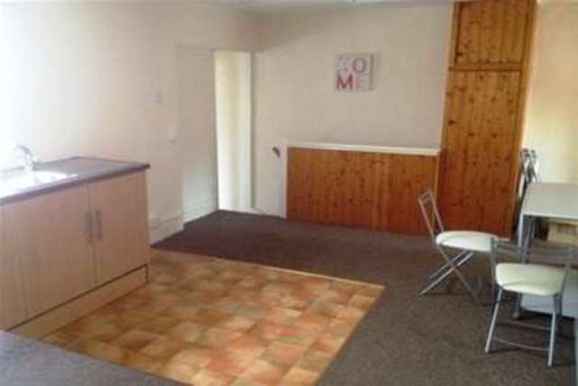 Image of 2 bedroom Flat to rent in Camborne Grove Yeovil BA21 at Yeovil, BA21 5DG