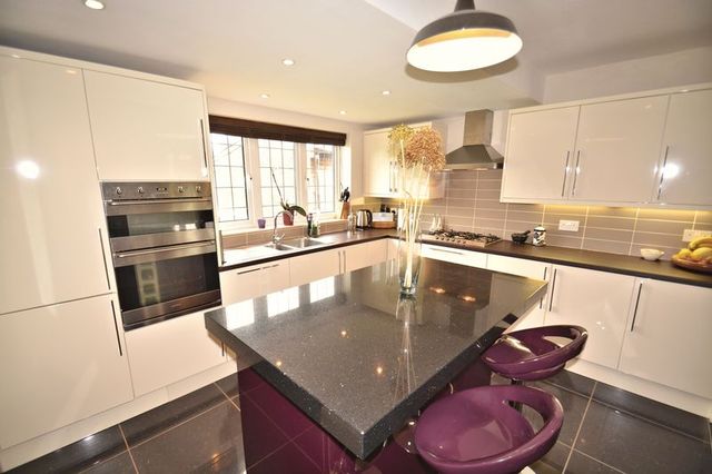  Image of 3 bedroom Semi-Detached house for sale in Wantage Road Didcot OX11 at Wantage Road  Didcot, OX11 0BY