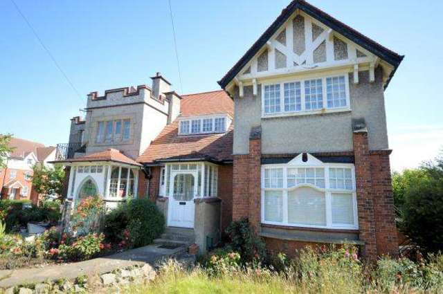  Image of 3 bedroom Apartment for sale in Holbeck Hill Scarborough YO11 at 12a Holbeck Hill  Scarborough, YO11 2XD