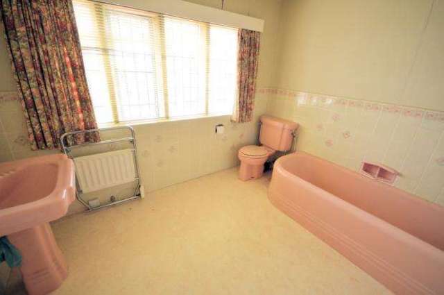  Image of 3 bedroom Apartment for sale in Holbeck Hill Scarborough YO11 at 12a Holbeck Hill  Scarborough, YO11 2XD