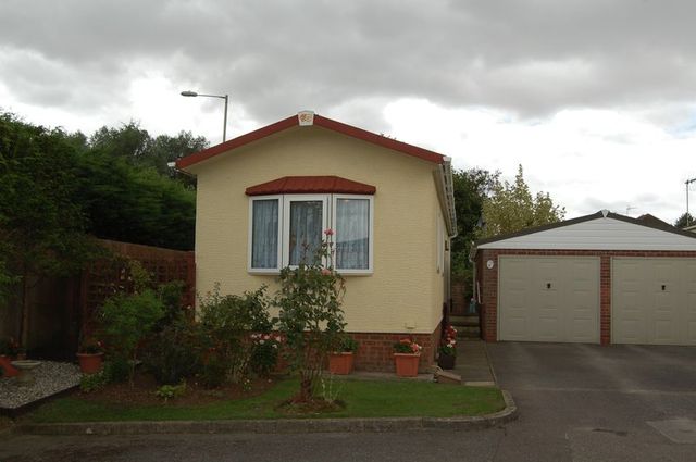  Image of 1 bedroom Retirement Property for sale in Acorn Close Pine View Park Maulden Bedford MK45 at Acorn Close Maulden Bedford, MK45 2FJ