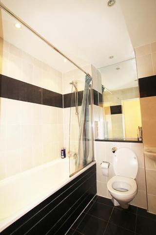  Image of 3 bedroom Flat to rent in Albert Embankment London SE1 at Westminster  London, SE1 7HG