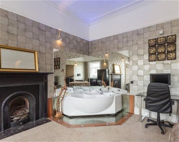  Image of 4 bedroom Flat to rent in Albyn Place Edinburgh EH2 at New Town Edinburgh Edinburgh, EH2 4NG