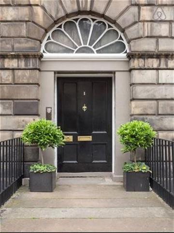  Image of 4 bedroom Flat to rent in Albyn Place Edinburgh EH2 at New Town Edinburgh Edinburgh, EH2 4NG