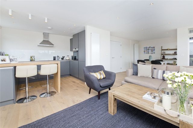  Image of 2 bedroom Flat to rent in Amwell Street London EC1R at Finsbury London King