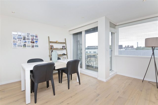 Image of 2 bedroom Flat to rent in Amwell Street London EC1R at Finsbury London King