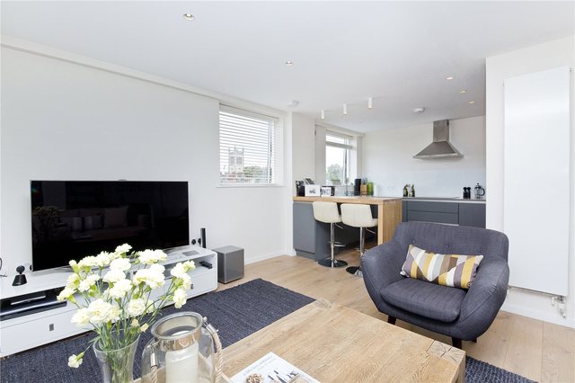  Image of 2 bedroom Flat to rent in Amwell Street London EC1R at Finsbury London King