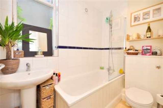  Image of 3 bedroom Flat to rent in Barclay Road London SW6 at London, SW6 1EH