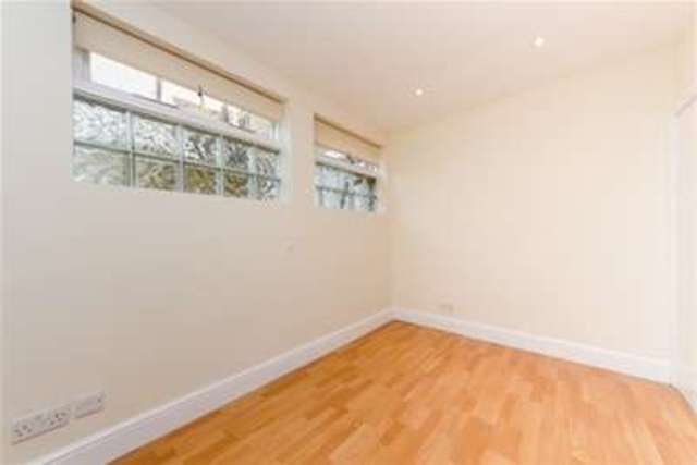  Image of 3 bedroom Flat to rent in Barclay Road London SW6 at London, SW6 1EH