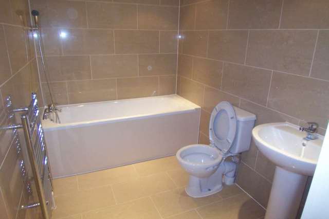  Image of 3 bedroom Flat to rent in Barking Road London E6 at Barking Road East Ham London, E6 2JT
