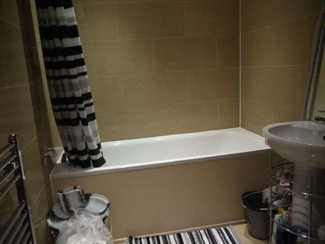  Image of 3 bedroom Flat to rent in Barking Road London E6 at Barking Road East Ham London, E6 2JT