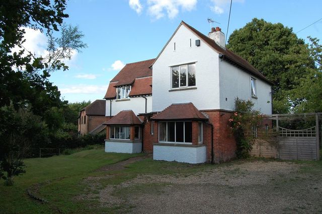  Image of 5 bedroom Detached house for sale in Bell Hill Petersfield GU32 at Bell Hill  Petersfield, GU32 2DX
