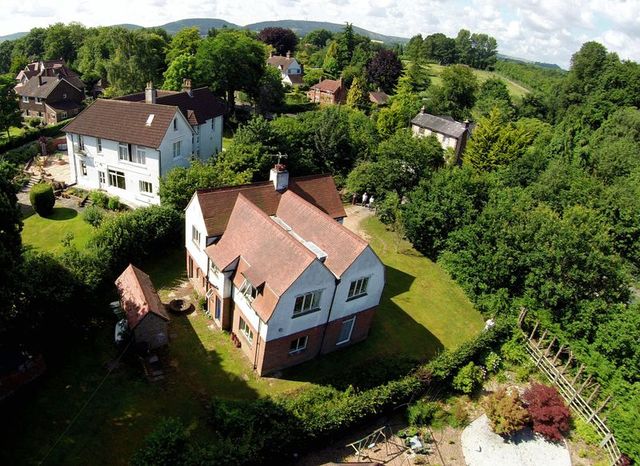  Image of 5 bedroom Detached house for sale in Bell Hill Petersfield GU32 at Bell Hill  Petersfield, GU32 2DX