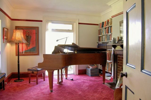  Image of 5 bedroom Detached house for sale in Bell Hill Petersfield GU32 at Bell Hill  Petersfield, GU32 2DX