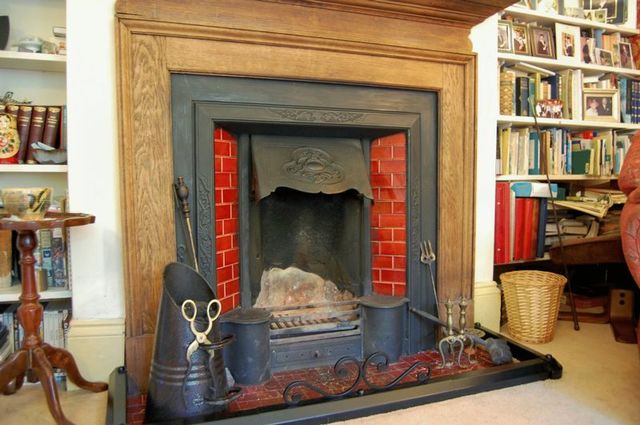  Image of 5 bedroom Detached house for sale in Bell Hill Petersfield GU32 at Bell Hill  Petersfield, GU32 2DX