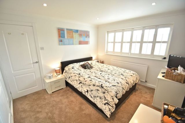  Image of 3 bedroom Detached house for sale in Blenheim Close Didcot OX11 at Blenheim Close  Didcot, OX11 7JJ